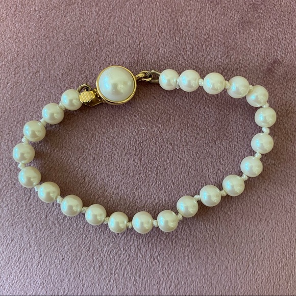 VINTAGE CAROLEE GOLD TONE PEARL BRACELET - Picture 8 of 10